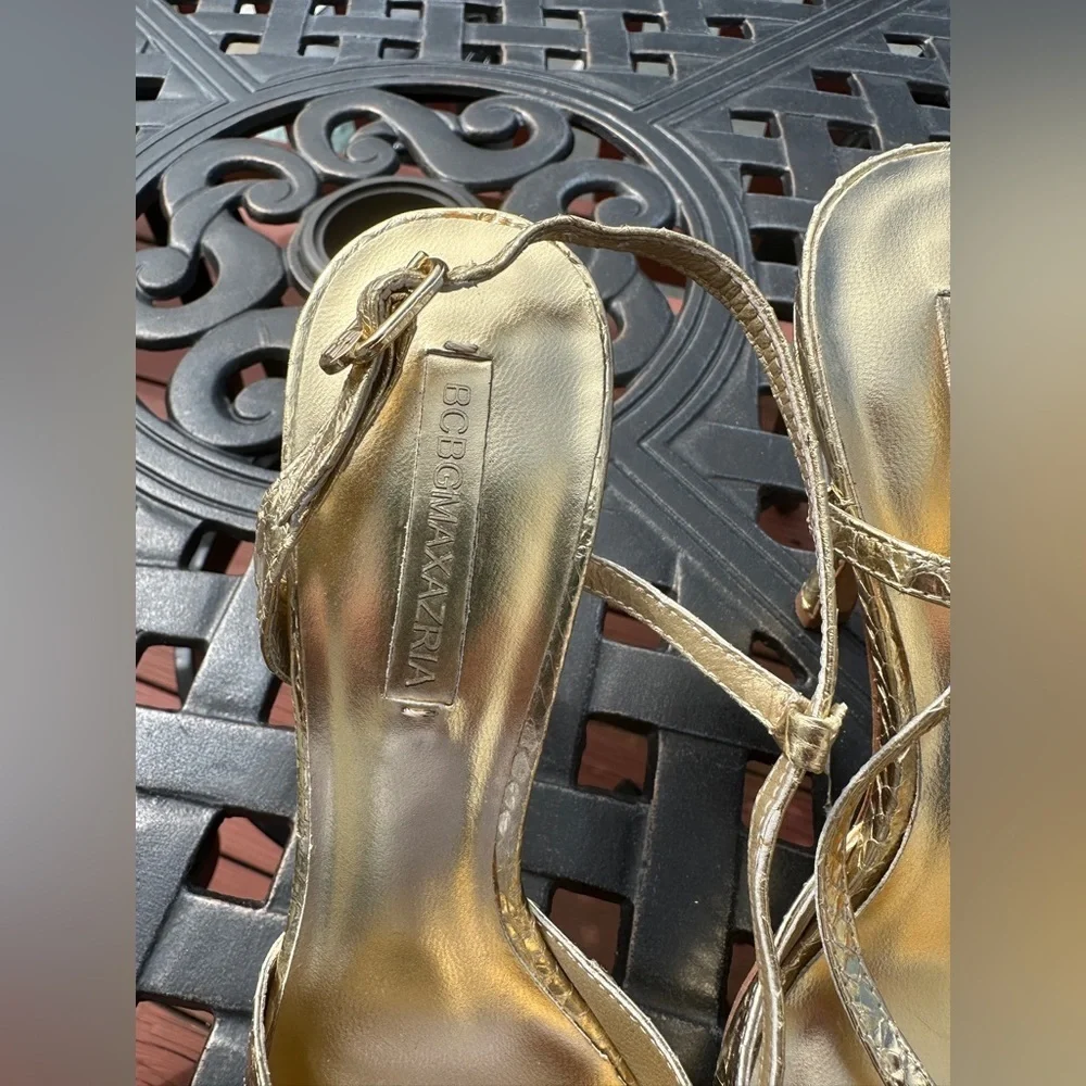 Bcbgmaxazria gold snake skin print Sandler. Size 8